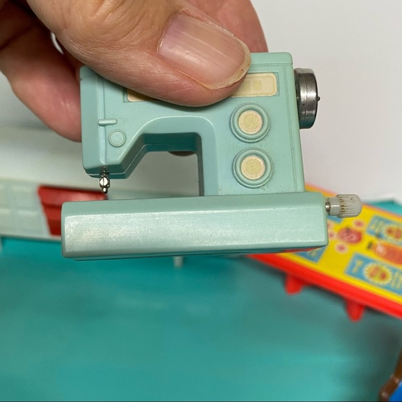 Vintage lot of doll furniture Fisher Price, Mattel, Hong Kong, etc. collection - Picture 4 of 13